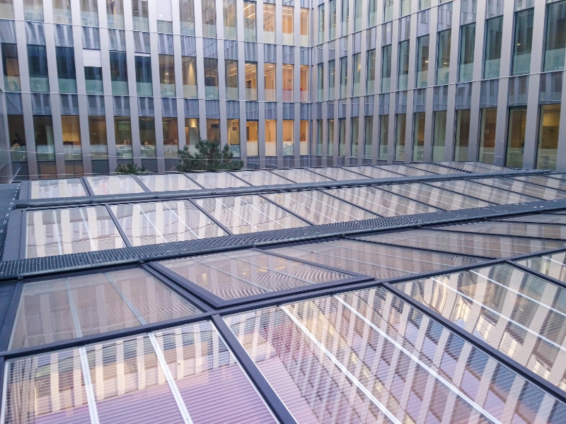En lien étroit avec vos équipes, nous concrétisons les idées les plus audacieuses de bâtiment en verre.